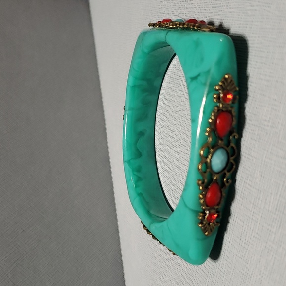 Jewelry - Beautiful Vintage Square Lucite Bangle